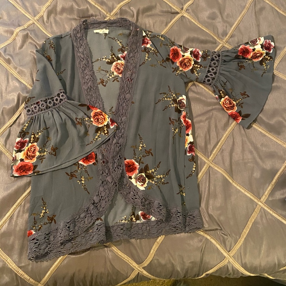 SOLD- kimono w/ lace detail + 3/4 length bell sleeve
